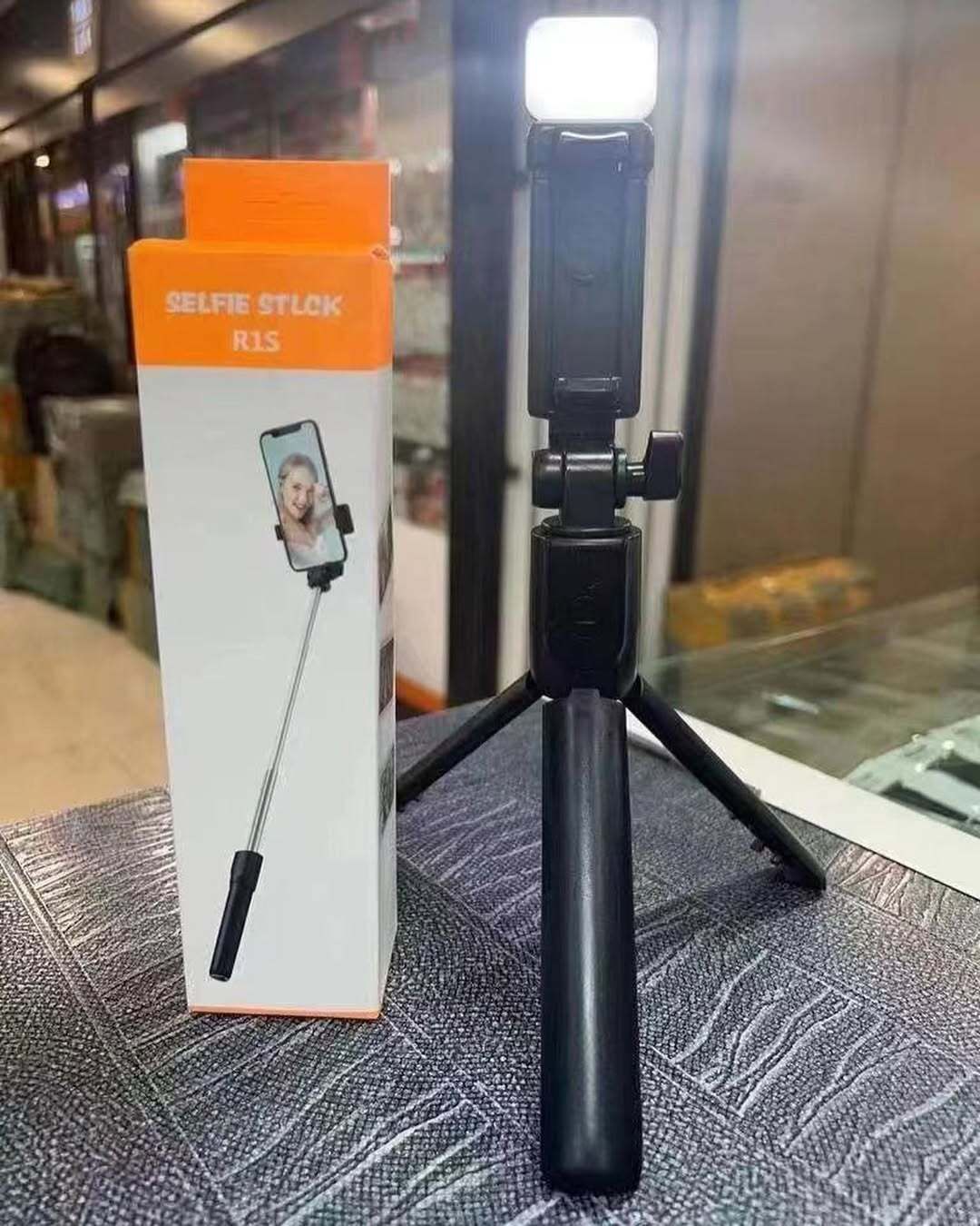iNETWORKING R1 Bluetooth Selfie Stick