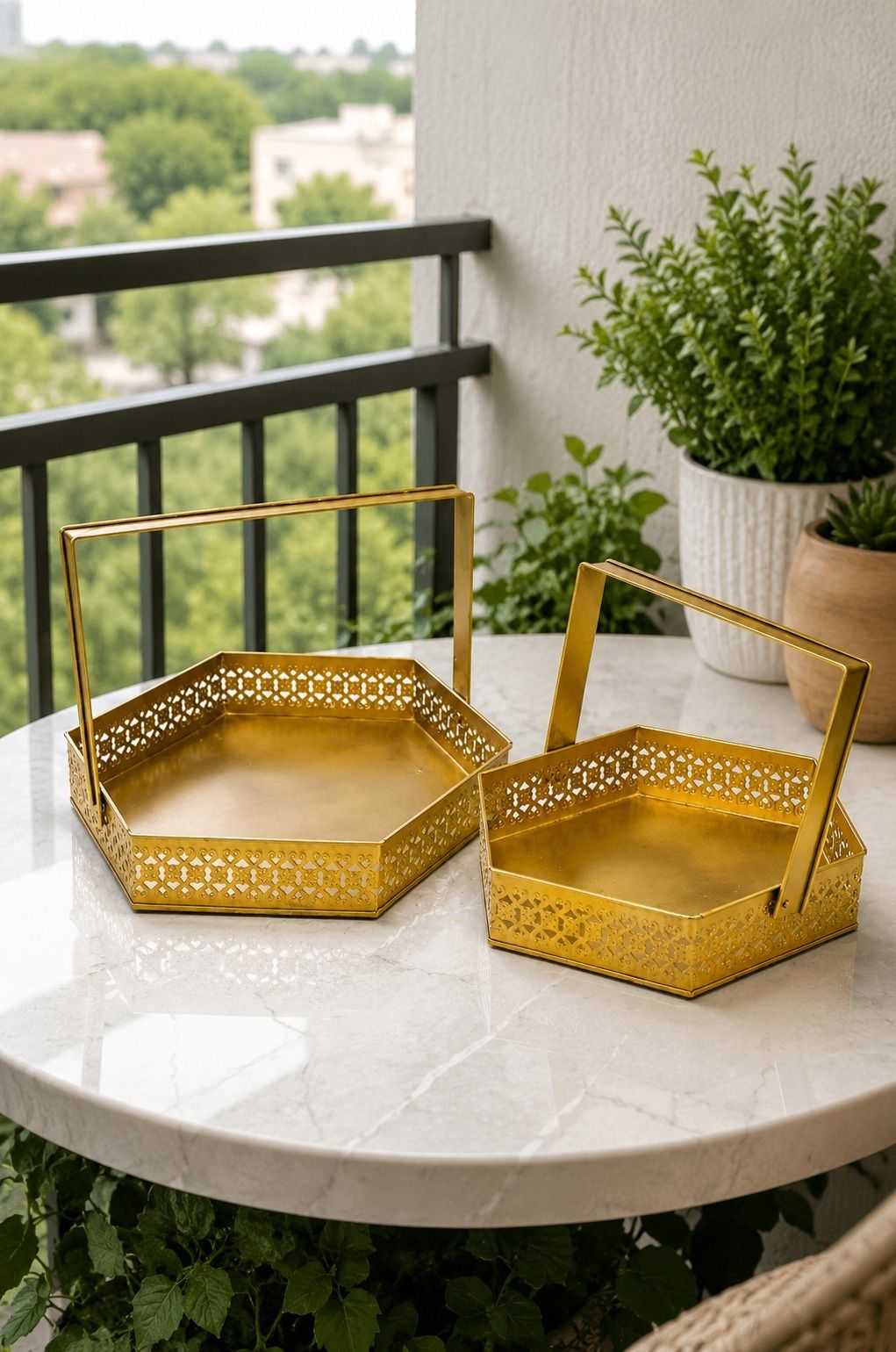 the urban home Set of 2 Hexa Shape Metal Storage Baskets with Handle Gold Organizer Basket Tray Serving Set-picture-30