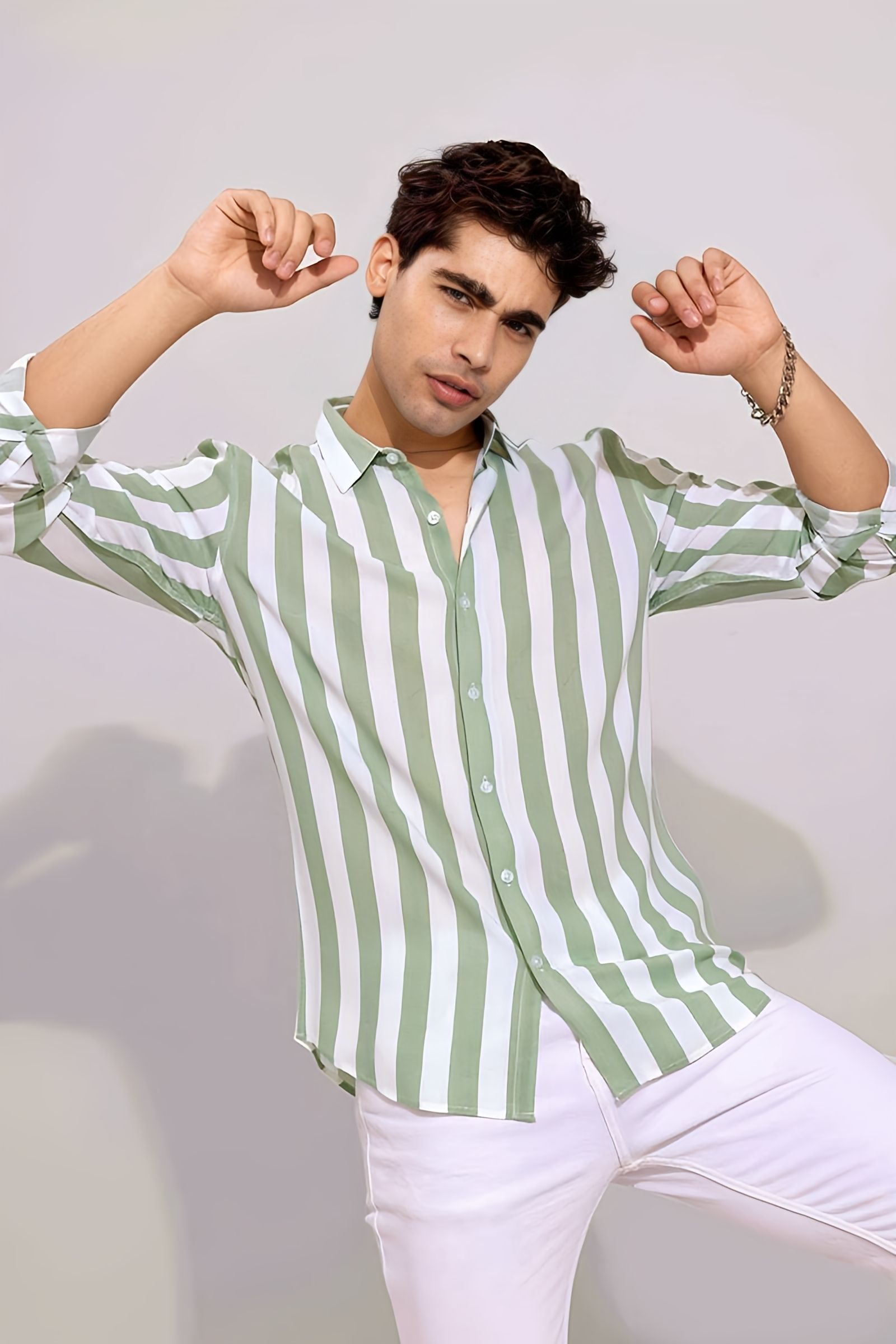 Men Regular Fit Striped Spread Collar Casual Shirt
