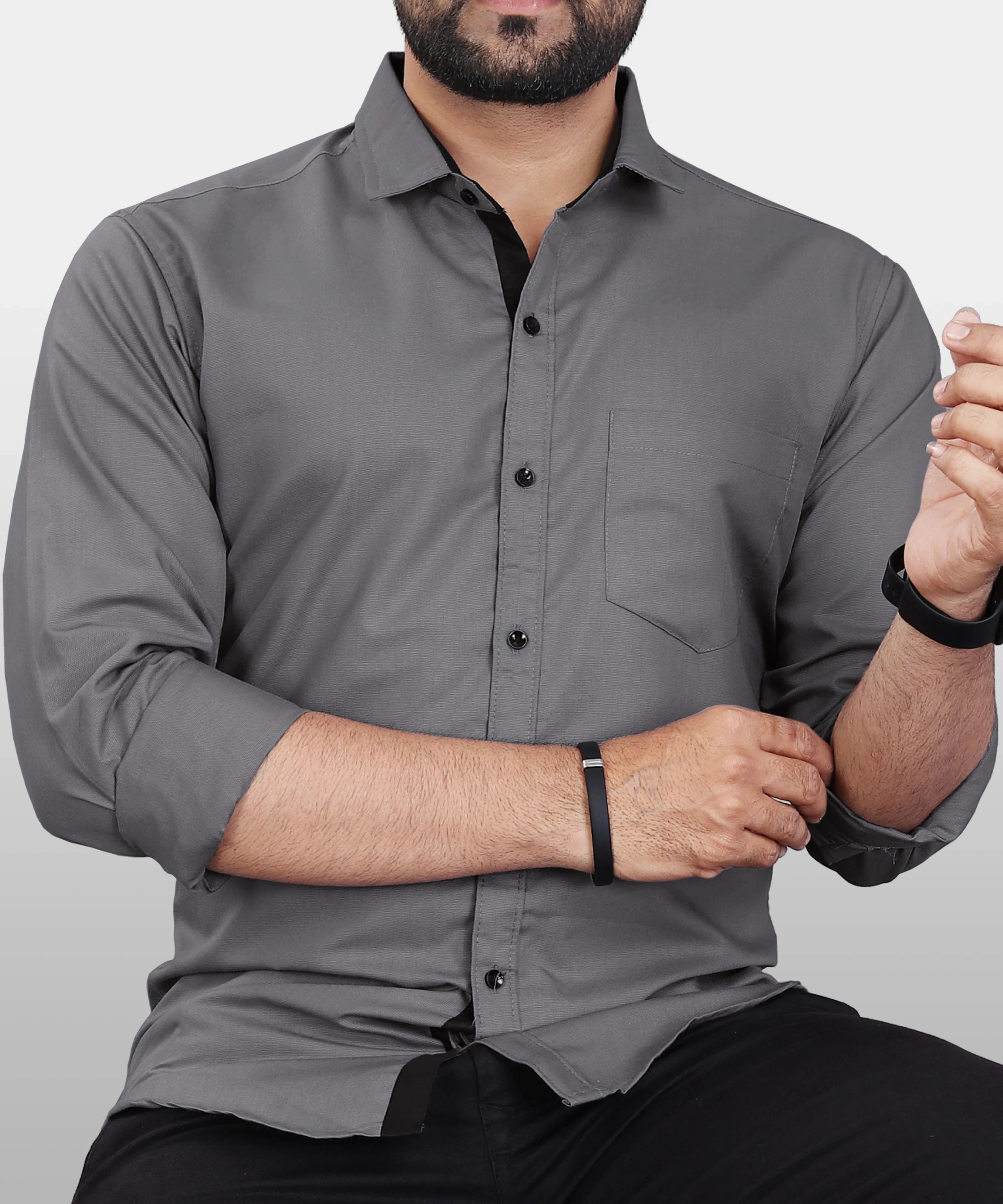 Men Regular Fit Solid Spread Collar Casual Shirt