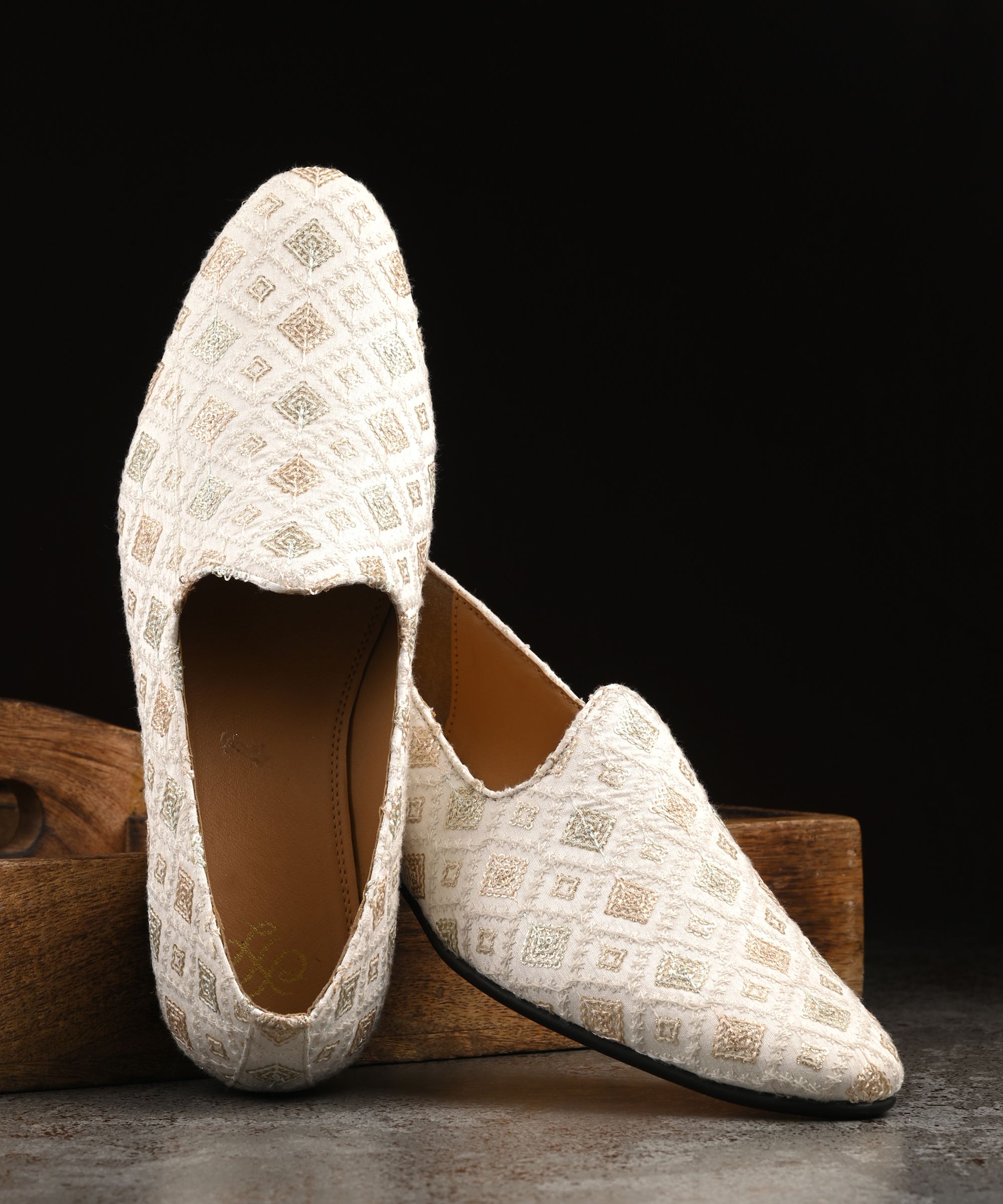 house of pataudi Men Velvet Emboidered Ethnic Comfort Mojaris |Slip On Loafers |Without Laces Jutis For Men-picture-25