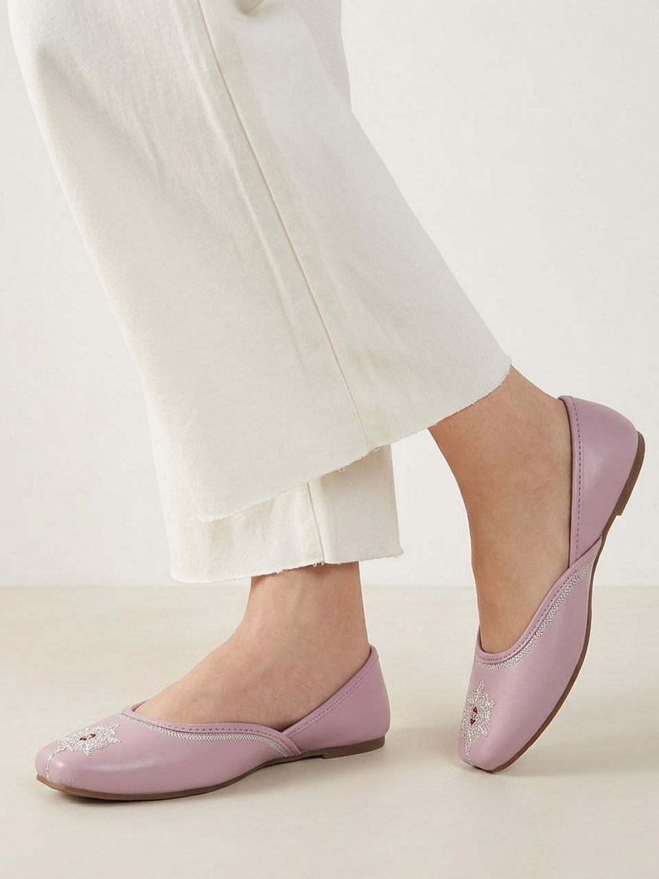 Embroidered Ethnic Jutti Flats Slip-On Traditional Mojari Comfortable Mojaris For Women-image-1