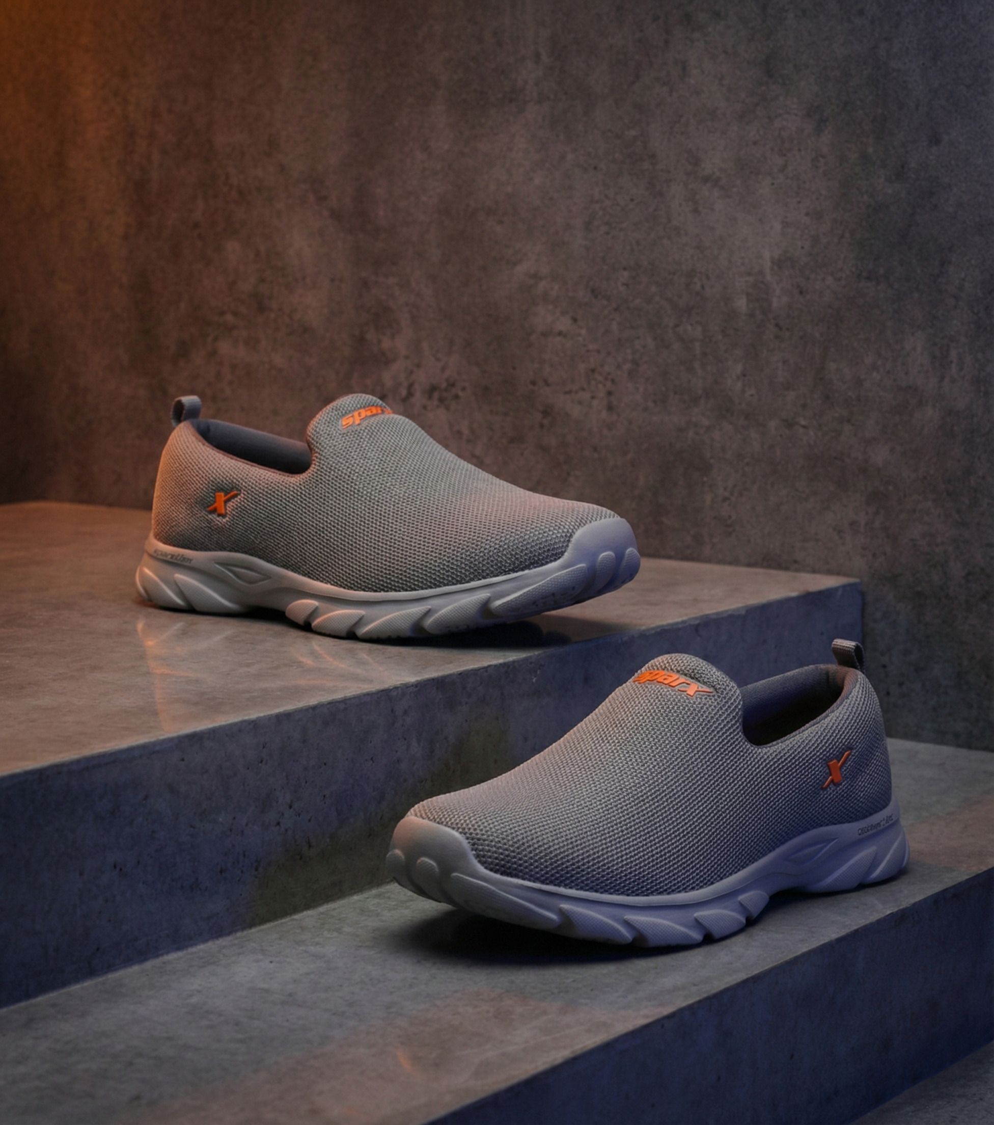 SM 675 Walking Shoes For Men