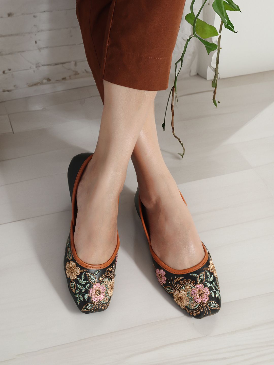 Ethnnic Embroidred Juti And Mojari Jutis For Women