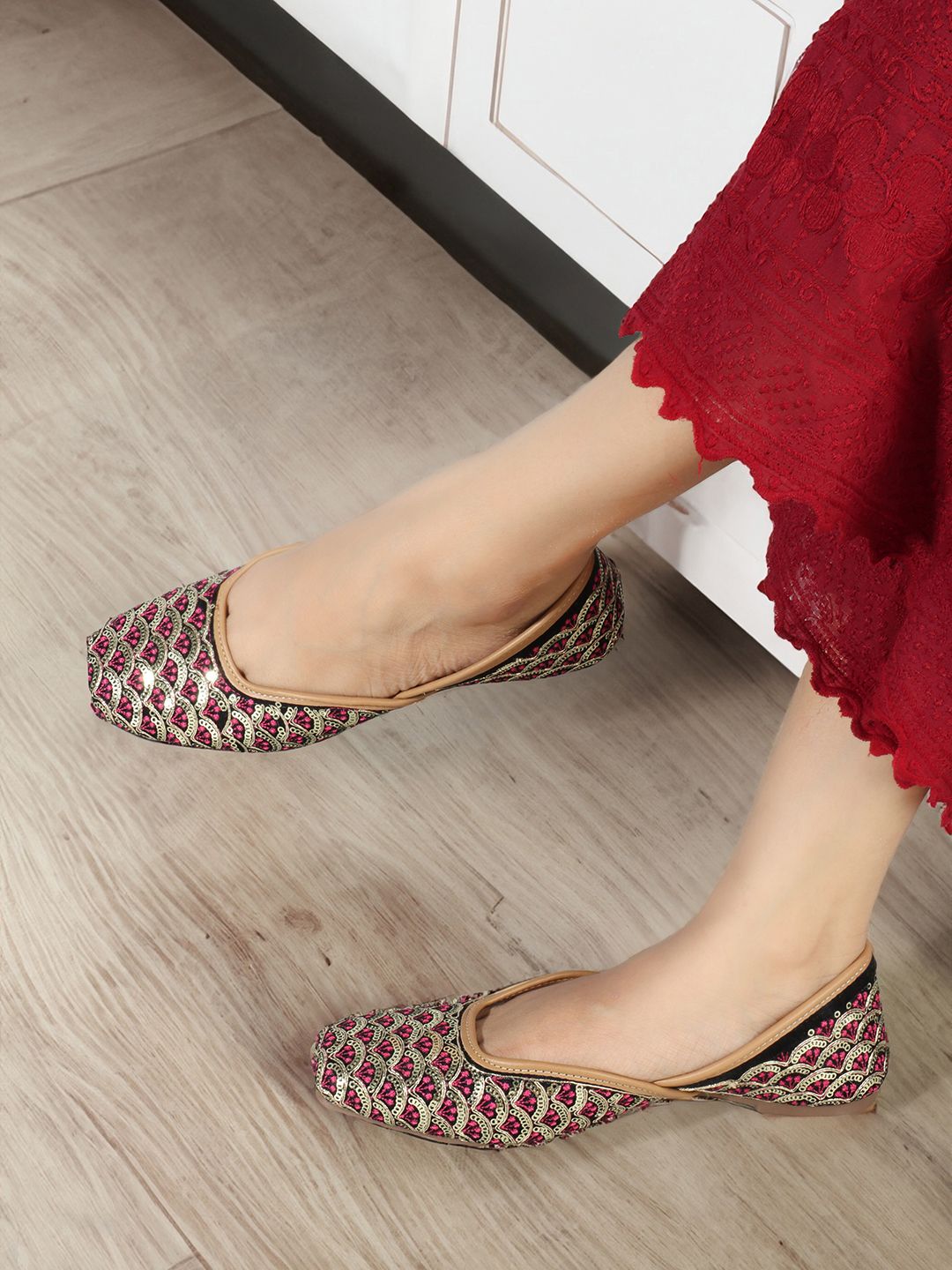 Women Pink Slip-On Ethnic Mojaris Jutis For Women-image-28