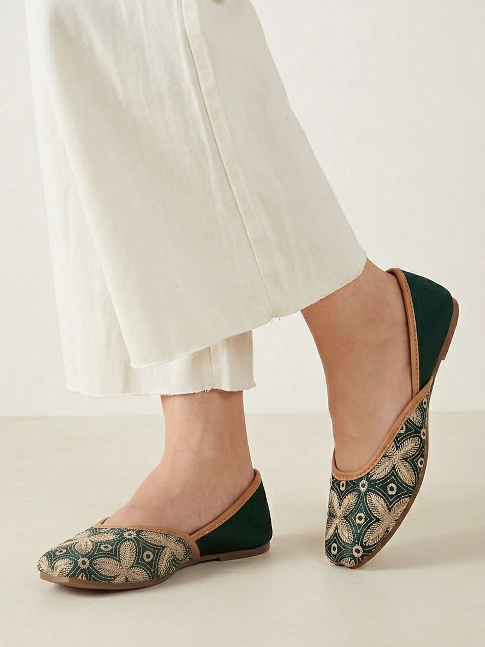 Handcrafted Floral Embroidered Ethnic Jutti Flats Mojaris For Women-image-41