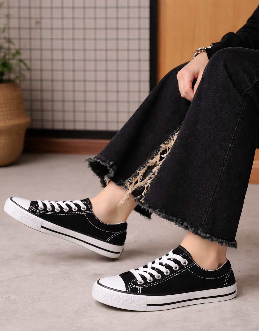 Classic Black Canvas Lace-Up Sneakers Sneakers For Women-image-49