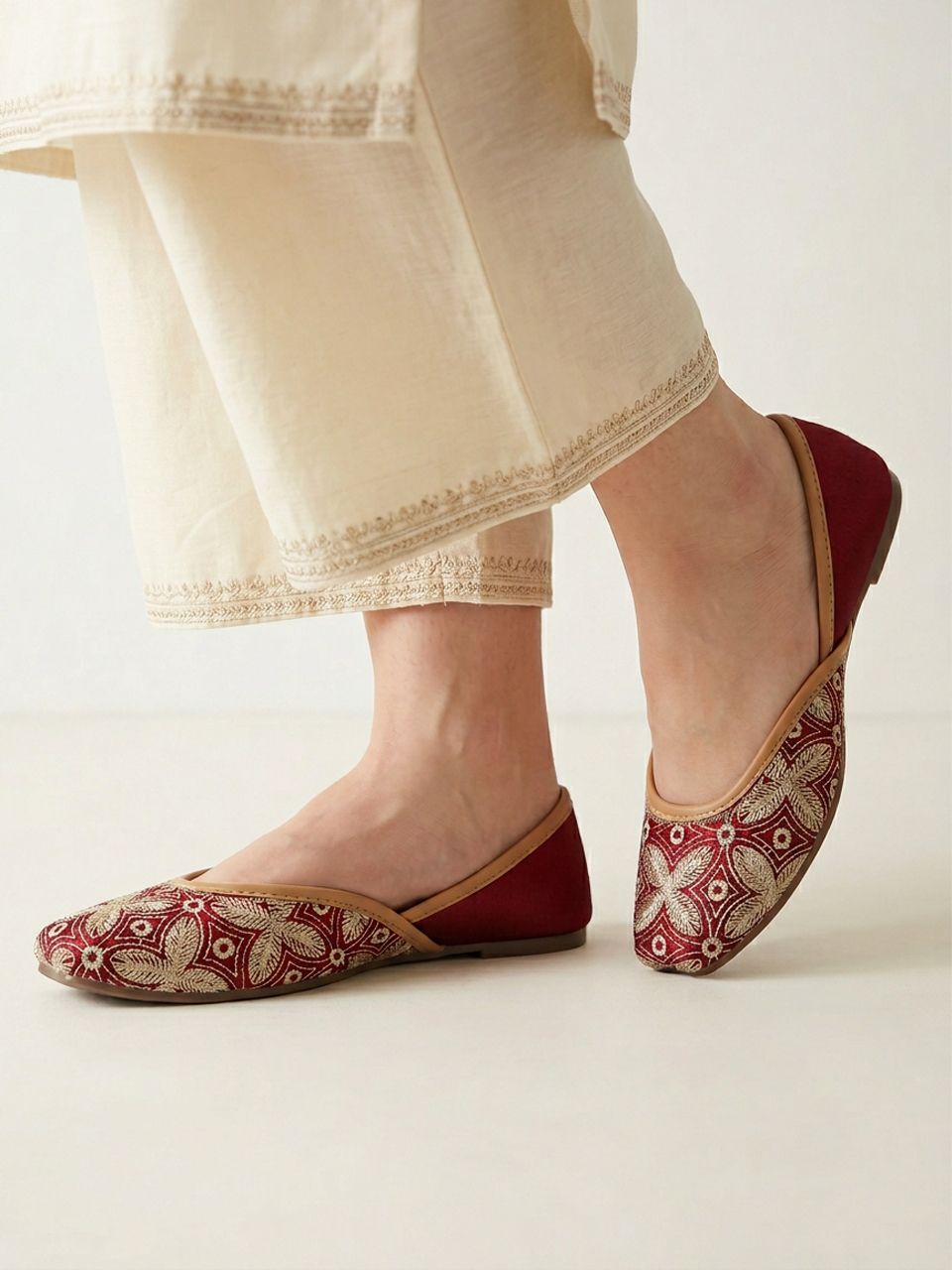 Handcrafted Floral Embroidered Ethnic Jutti Flats Mojaris For Women-image-45