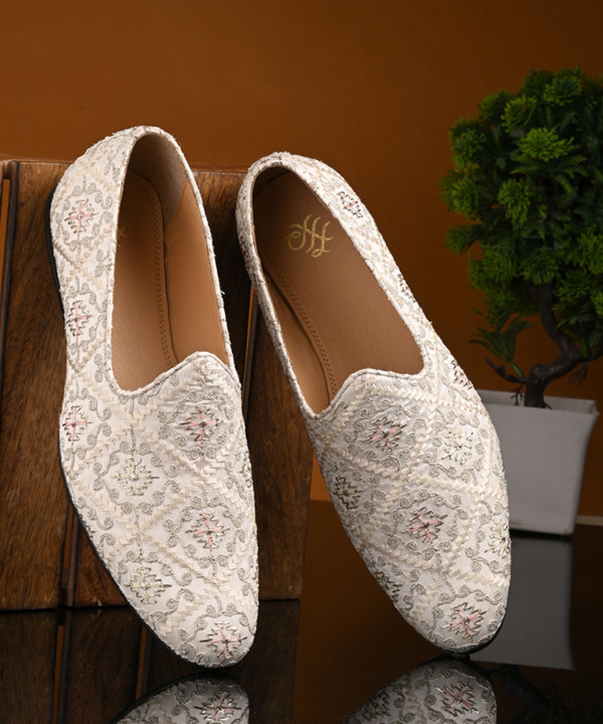house of pataudi Velvett Lightweight Comfortable Embroidered Mojaris|Wedding, Festive Occasion Oxford For Men-picture-10