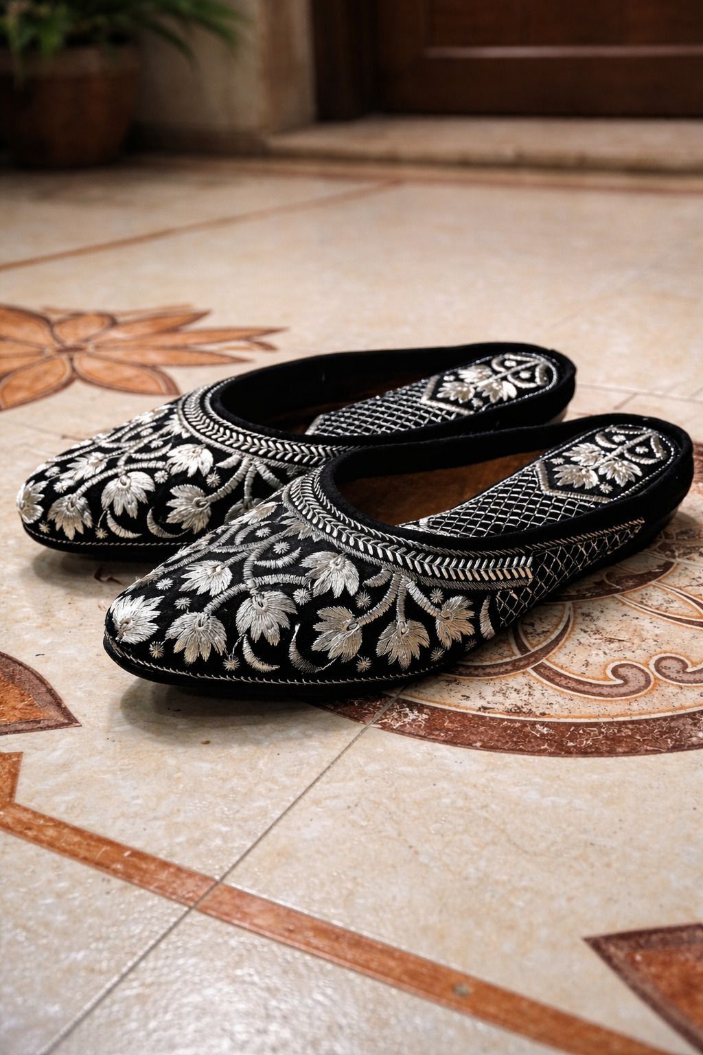 Women's Black Embroidered Juttis Ethnic Slip-On Mojaris Bellies For Women-image-35