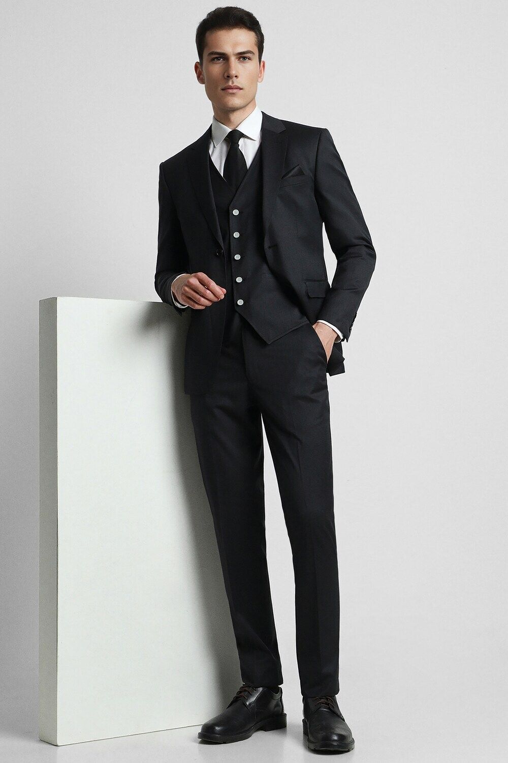 Men Single Breasted - 2 button Solid Suit-image-38