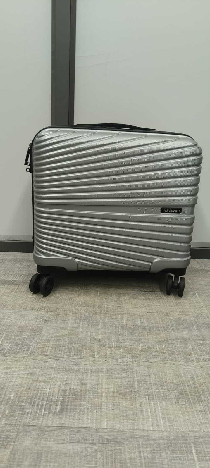 yayavar Small Cabin Suitcase (44 cm) 8 Wheels - Berlin Overnighter-Briefcase With LaptopCompartment(5YearsInternationalWarranty) - Black, Silver-picture-27