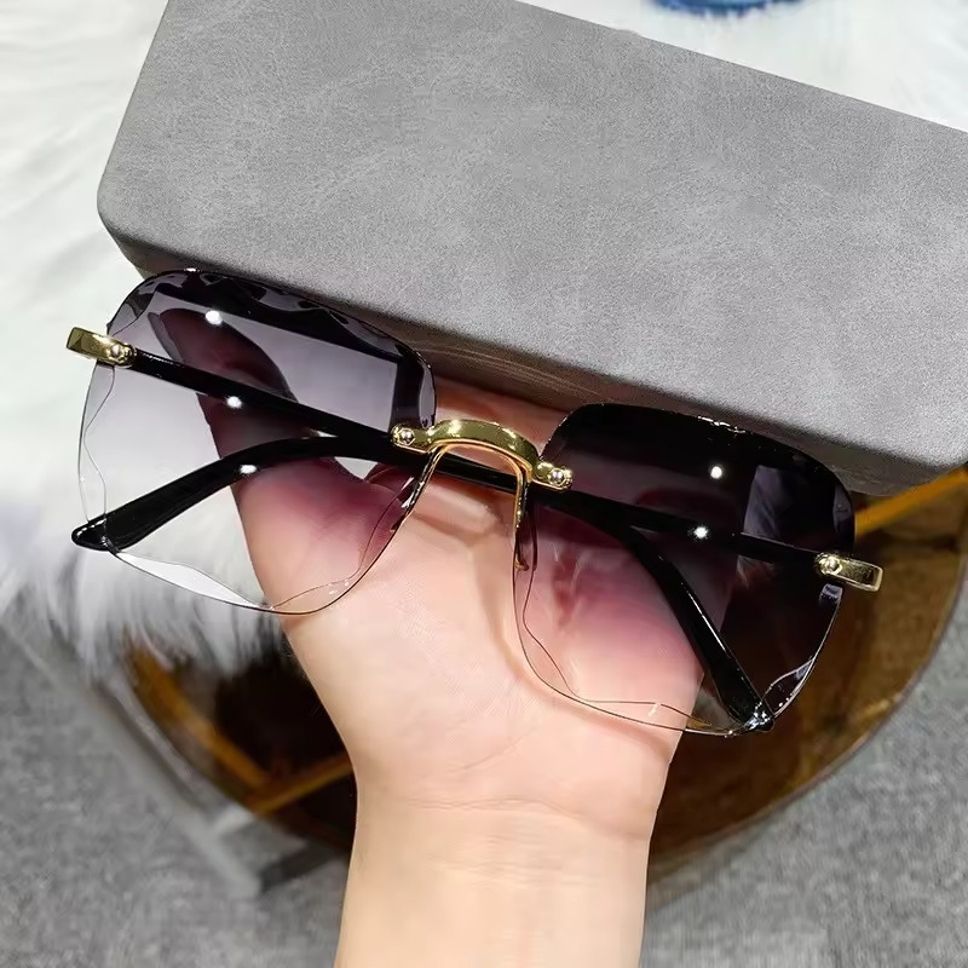 the magnifique Gradient, UV Protection Rectangular Sunglasses (Free Size)-picture-13