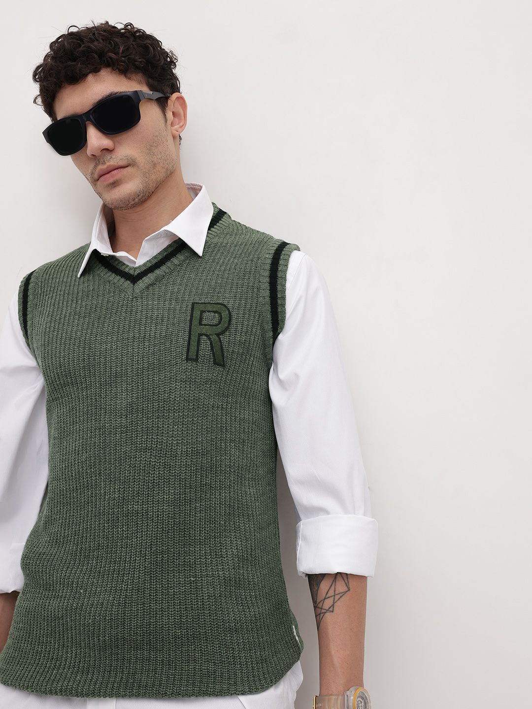 roadster Men Self Design V Neck Green Sweater-picture-23