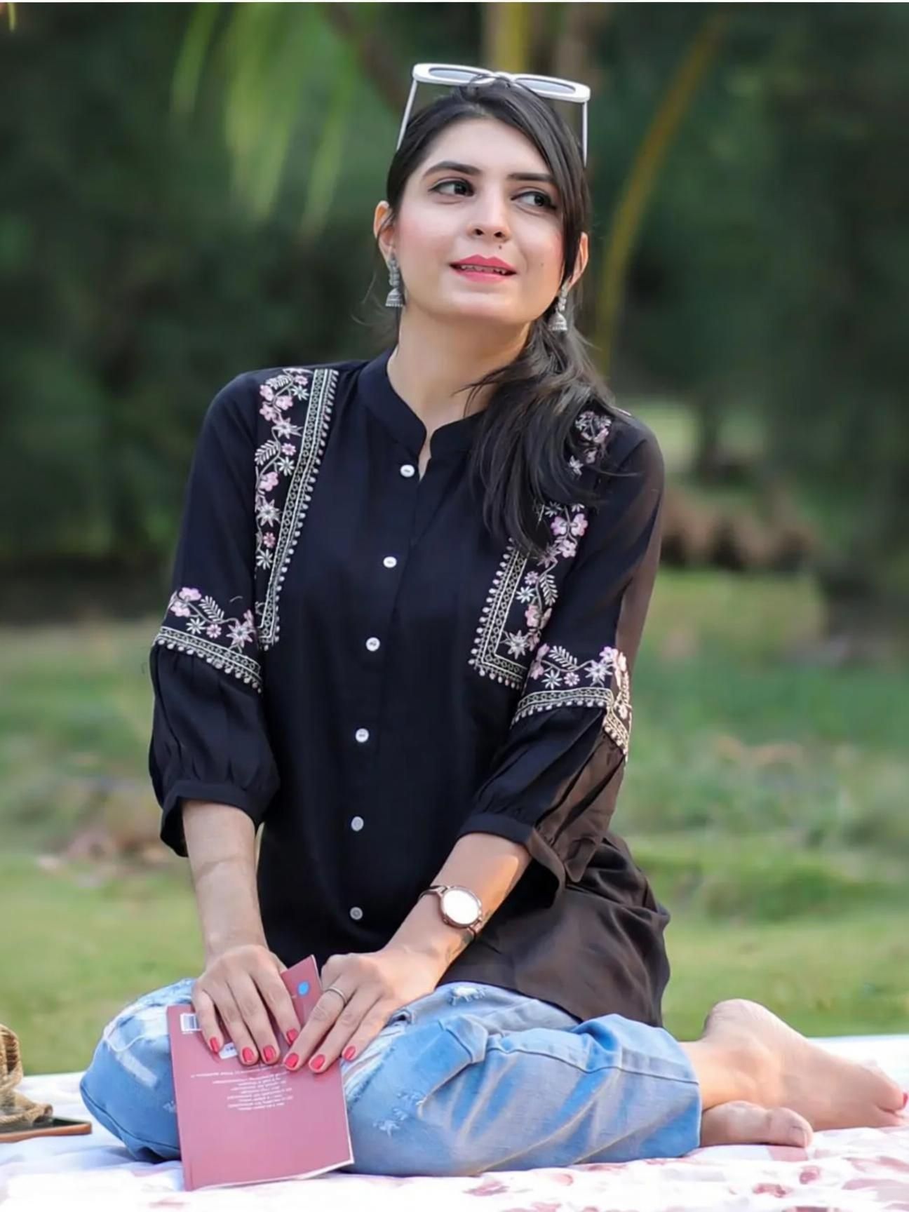 reepree Casual Regular Sleeves Embroidered Women Black Top-picture-11