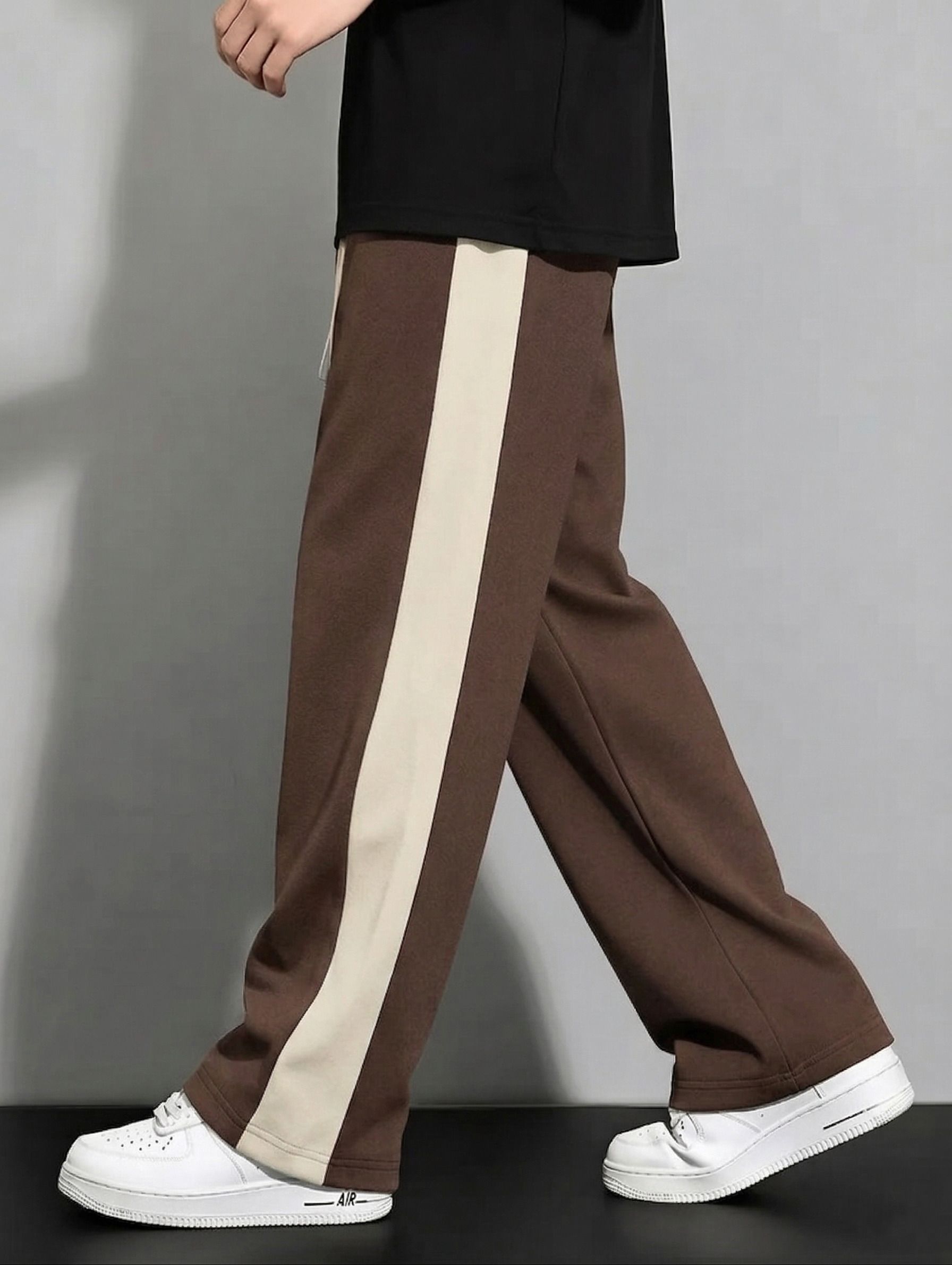 Men Relaxed Brown Lycra Blend Trousers-image-0