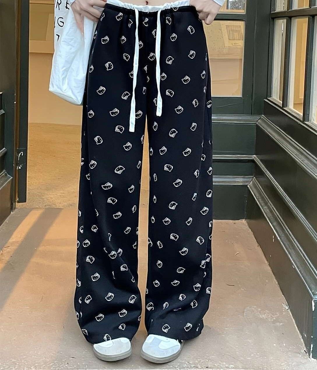 Women Loose Fit Black Cotton Blend Trousers