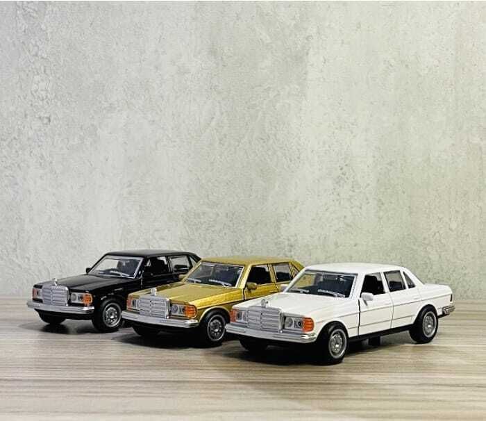 Die-Cast Metal Vintage Car Model Toy with Pull-Back Action & Openable Doors